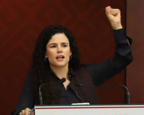 President Xiadani of Huenya giving her victory speech